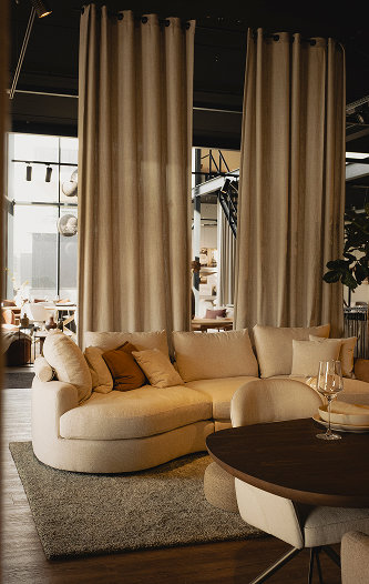 Bank met vloerkleed in woonwinkel Heeze