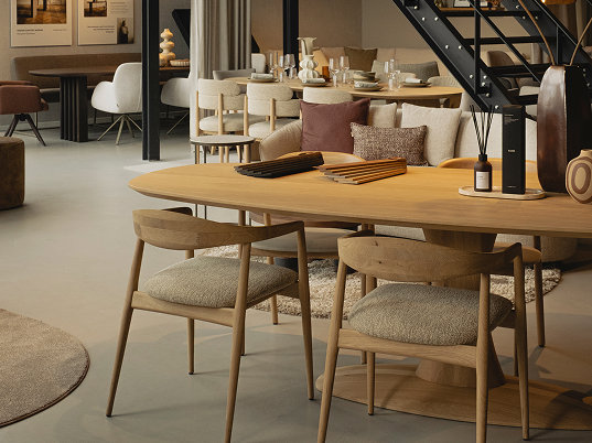 Woonwinkel Heeze eettafel met eetkamerstoelen