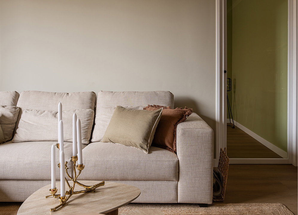 Wilko en Kim uit Kopen Zonder Kijken met loungebank in de woonkamer