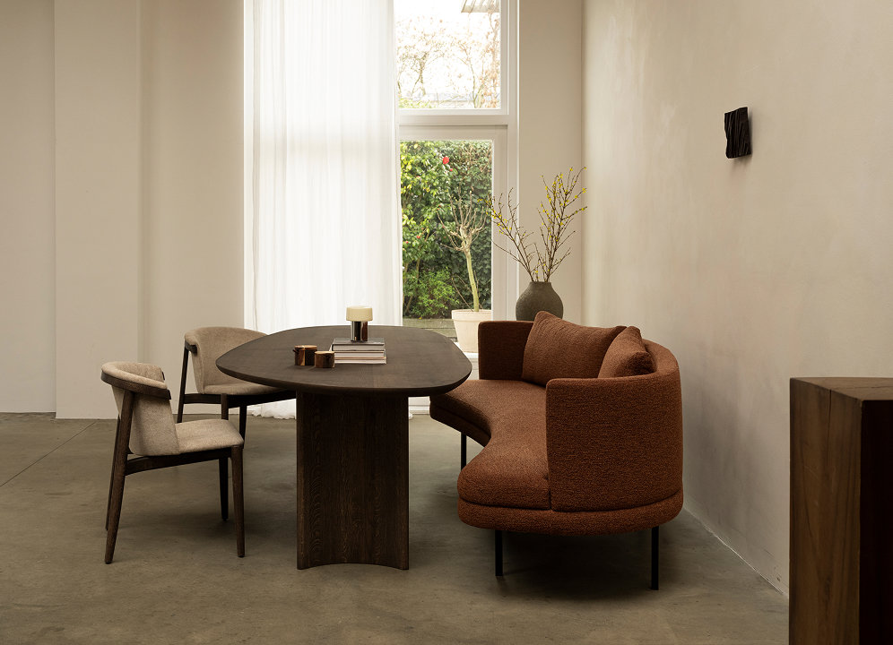 Table du Sud eetkamerset met eetkamerstoelen en eetkamerbank in ovale vorm