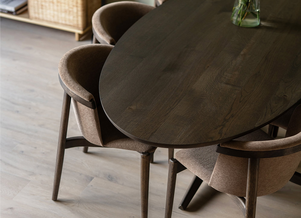 Kopen Zonder Kijken meubels eetkamer met ovale eettafel en 6 eetkamerstoelen