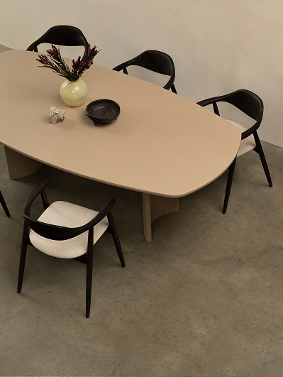 Betonlook eettafel met eetkamerstoelen van Table du Sud