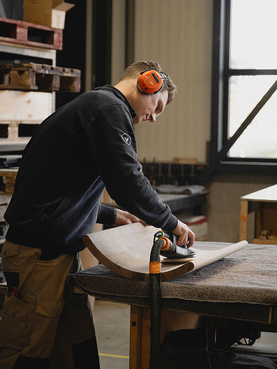 Werkplaats van Table du Sud met eikenhouten eettafels