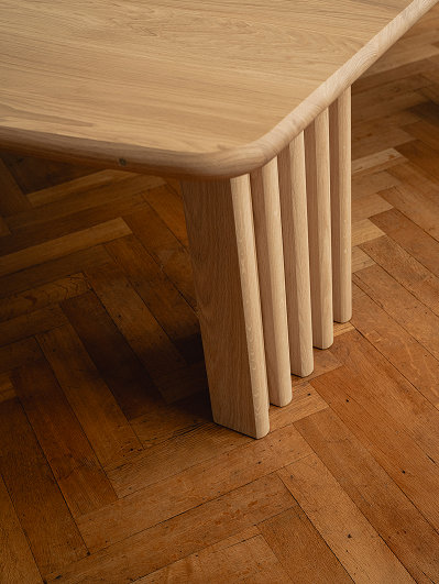 Eikenhouten eettafel met onderstel van Table du Sud x Studio Garritsen