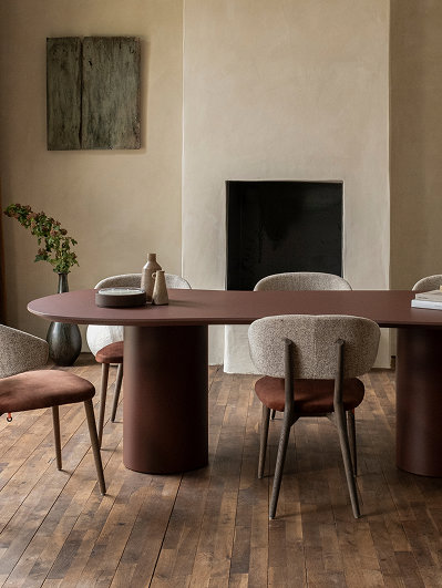 Fenix eettafel in bordeaux met organische vorm