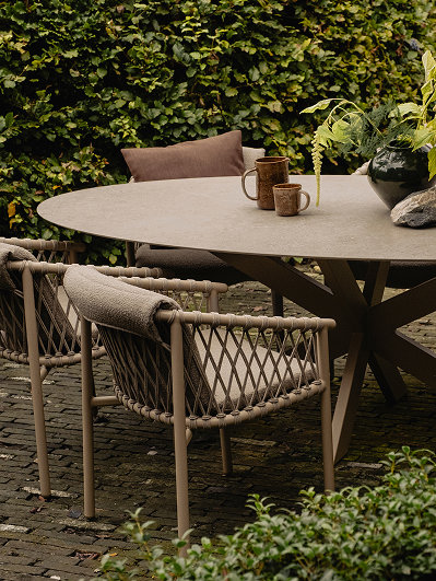 Keramische tuintafel met tuinstoelen van Table du Sud