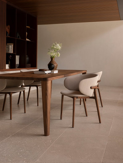 Notenhouten eettafel met eetkamerstoelen van Table du Sélect collectie