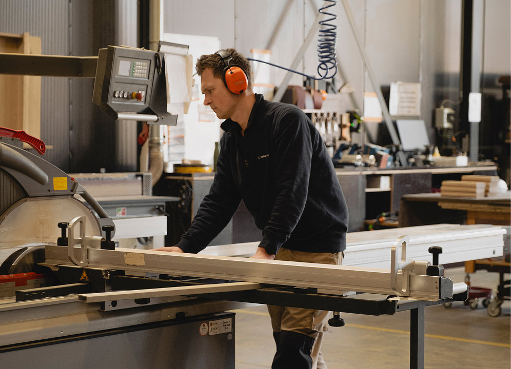 Werkplaats van Table du Sud in Heeze met eikenhout en houtbewerker
