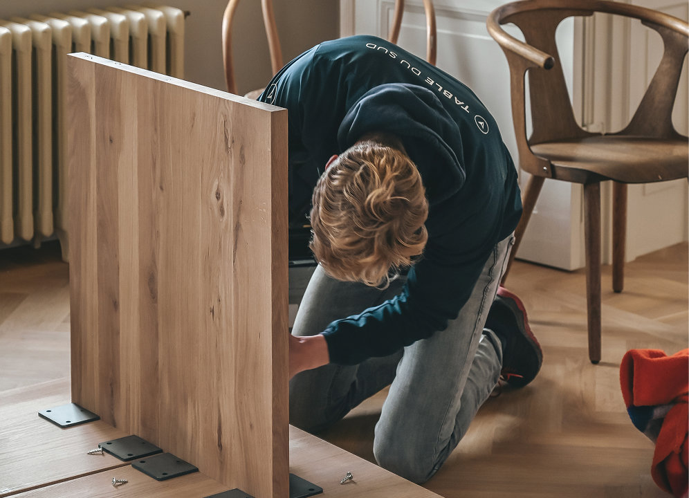 Monteren van tafelpoot van massief eiken eettafel Table du Sud