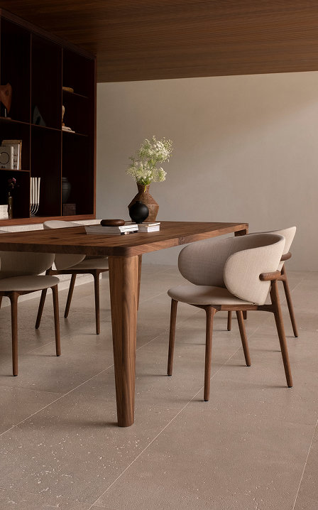 Ton-sur-ton interieur met notenhouten eettafel en eetkamerstoelen