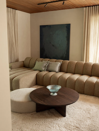 L- bank met salontafel en poef chaise longue in mosterd kleur