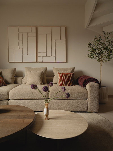 Plofbank in beige kleur Japandi stijl met eikenhouten en keramische salontafels