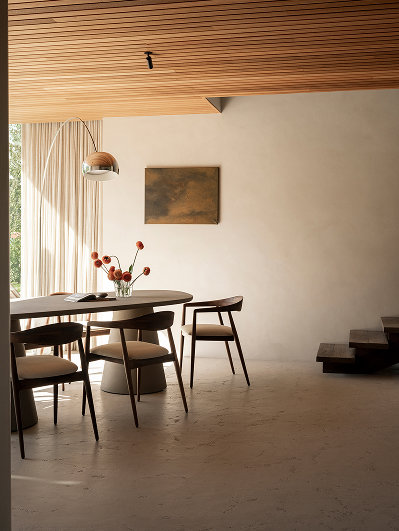 Betonlook eettafel in 70's stijl met eikenhouten eetkamerstoelen Table du Sud
