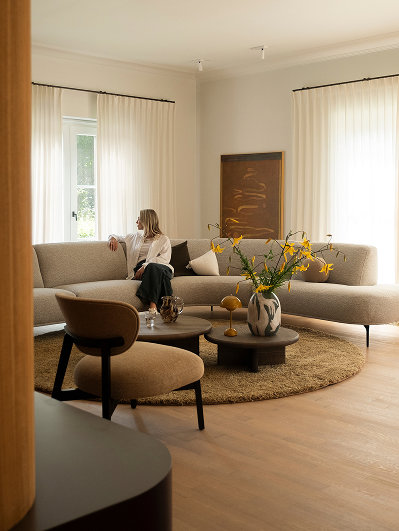 Woonkamer met hoekbank, fauteuil en twee salontafels van Table du Sud