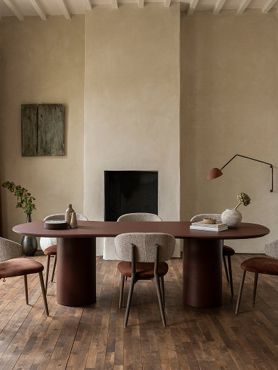 Fenix organische eettafel met zes eetkamerstoelen in burgundy
