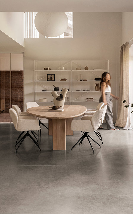 Japandi eetkamerset met organische eettafel en beige eetkamerstoelen van Table du Sud