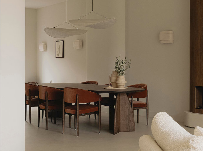 Japandi eetkamer met eikenhouten eettafel en terracotta eetkamerstoelen van Table du Sud