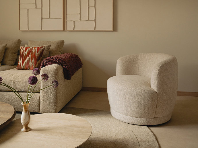 Japandi fauteuil in beige kleur bij Japandi interieur