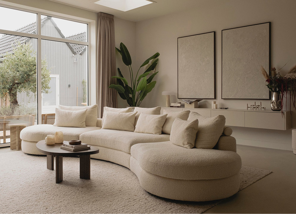 Japandi woonkamer met bank in gebroken wit en eikenhouten salontafel