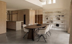 Eetkamer in Japandi stijl met eettafel van Table du Sud x Art in Return