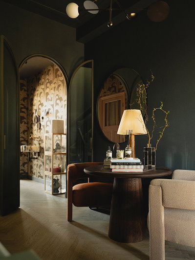 Kleurrijke woning met ronde tafel van Table du Sud in klassieke stijl