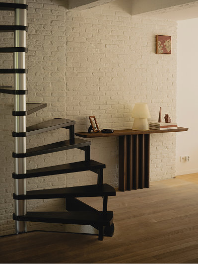 Mid Century Modern interieur met sidetable van Table du Sud voor de 2027 woontrends