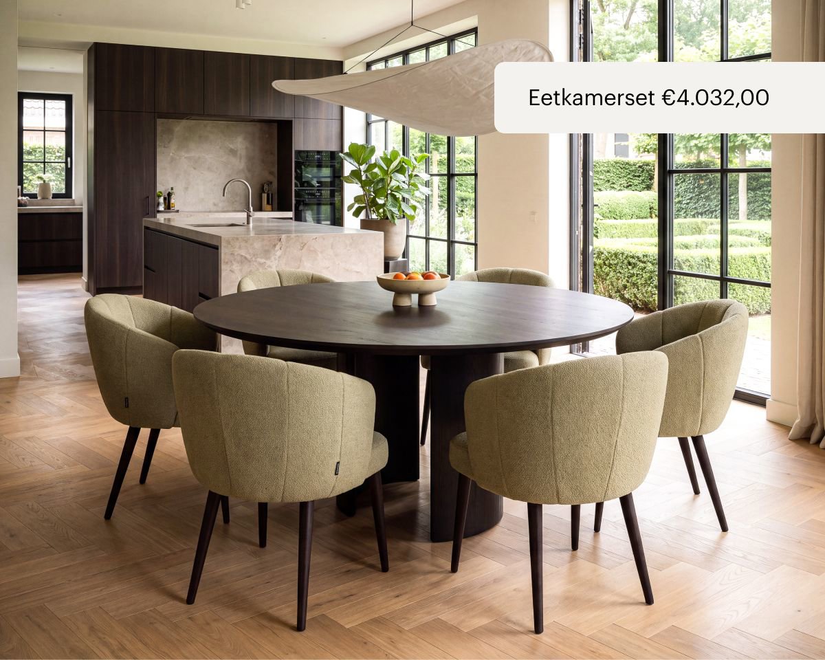 Ronde eikenhouten eettafel met zes eetkamerstoelen in groene kleur