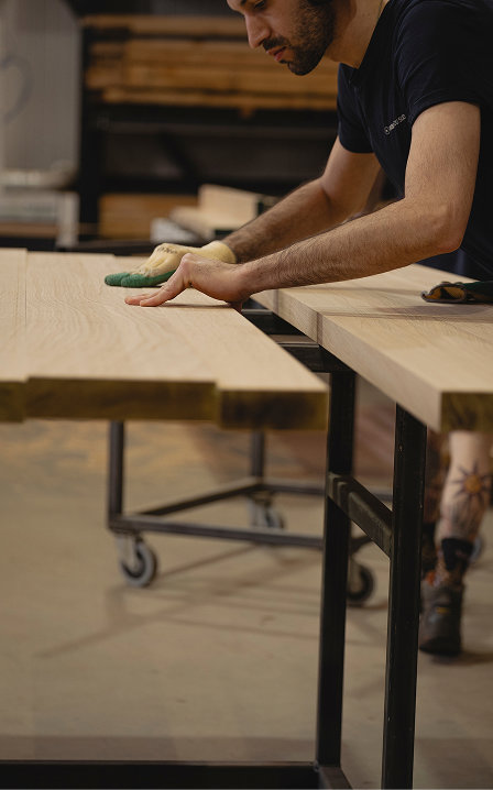 Selecteren van planken voor een eettafel van Table du Sud in de eigen werkplaats