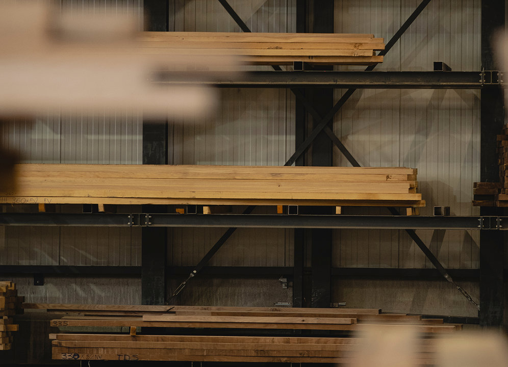 Planken eikenhout voor het maken van eettafels van Table du Sud