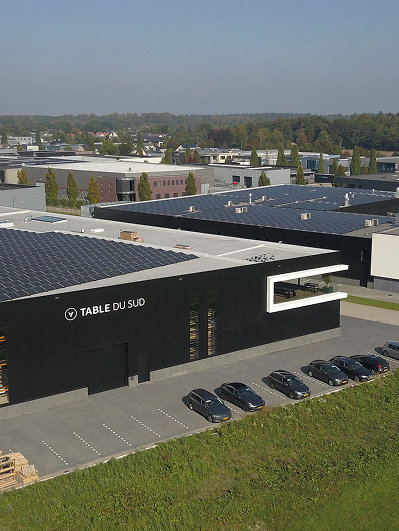 Opwekken van eigen zonne-energie met zonnepanelen op het kantoor en magazijn van Table du Sud