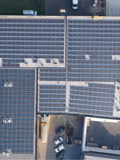 Bovenaanzicht van de zonnepanelen op het kantoor van Table du Sud