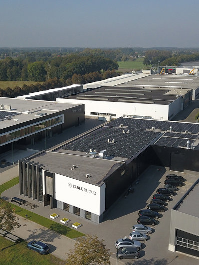 Zonnepanelen op de woonwinkel en productiehal van Table du Sud voor het opwekken van eigen energie