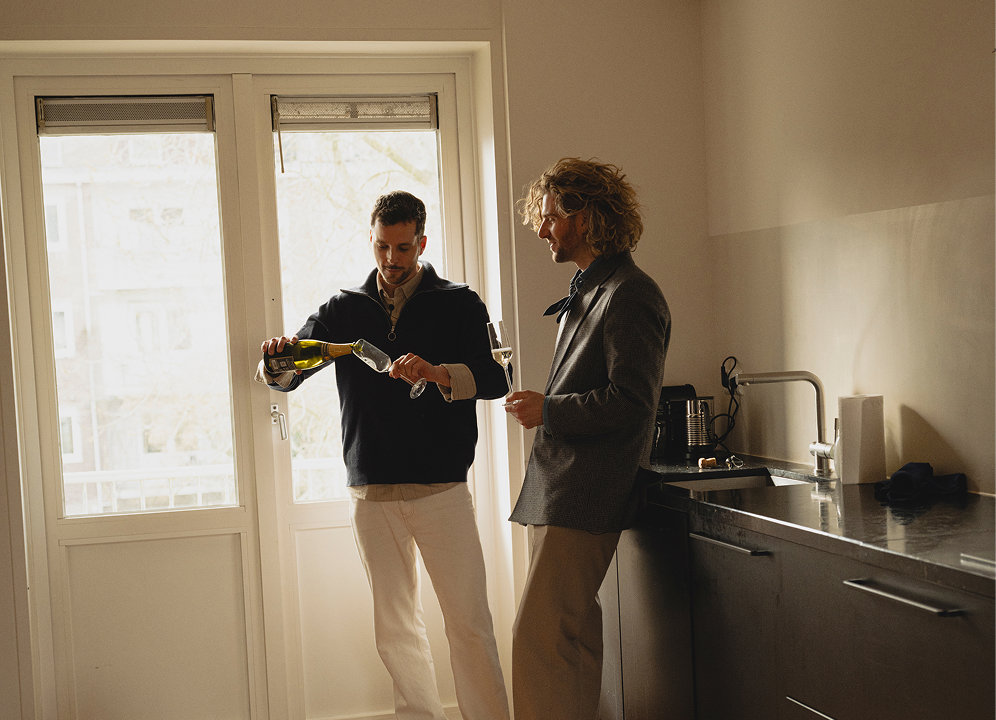 Jurjen en André in de keuken tijdens de verbouwing van hun droomwoning