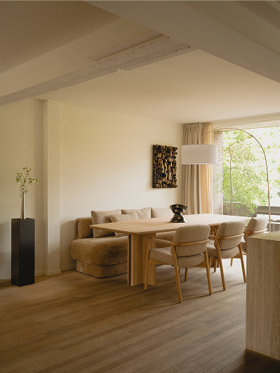 Eetkamer met meubels van Table du Sud in beige en aardse tinten. Eettafel met eetkamerstoelen en eetkamerbank