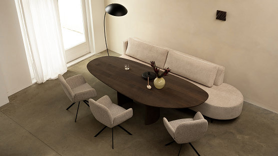 Eetkamerset met drie eetkamerstoelen en eetkamerbank, donker hout met beige bekleding zitmeubels