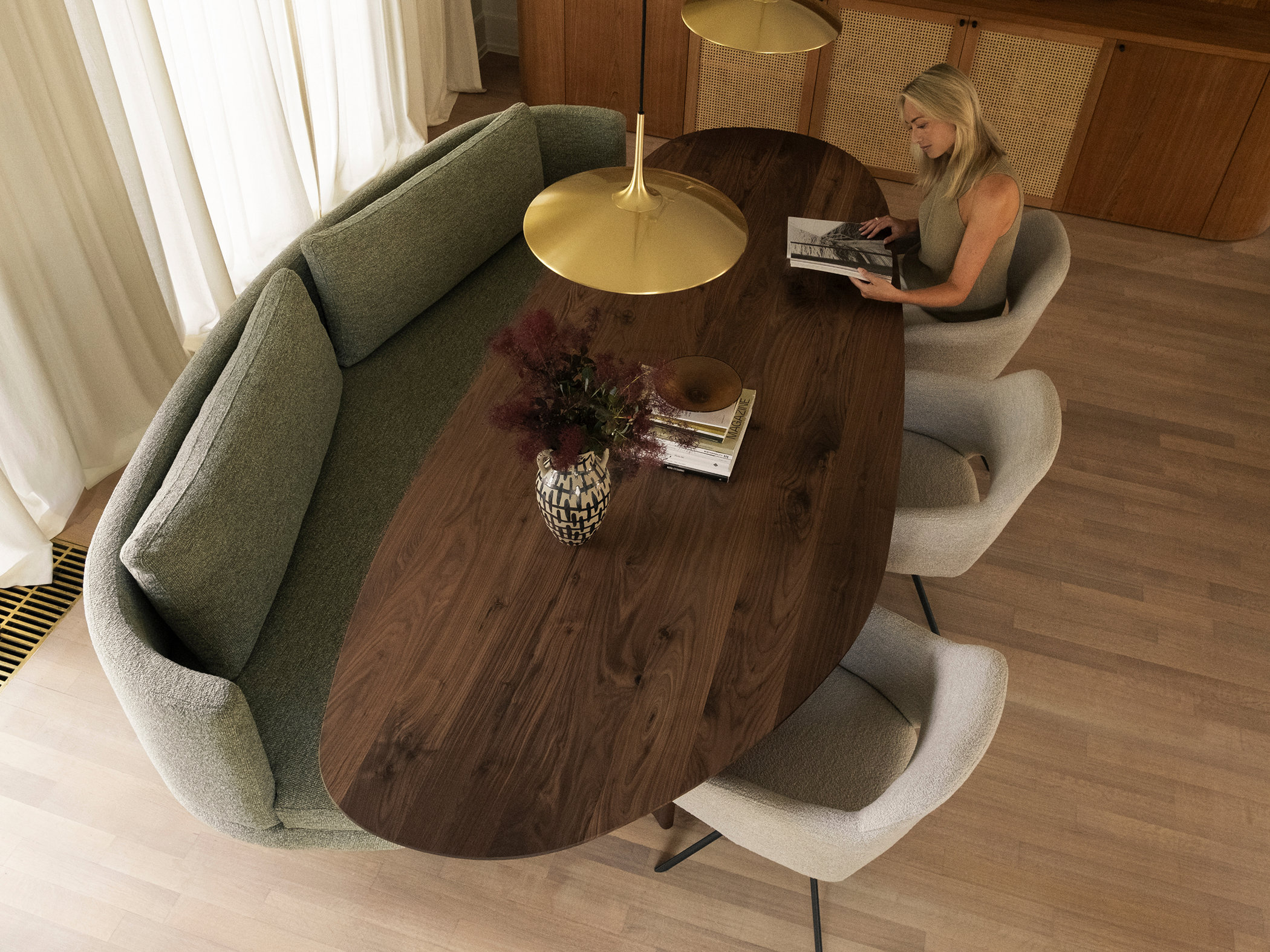 Eetkamerset met eetkamerstoelen en eetkamerbank bovenaanzicht in mini- maximalistische stijl