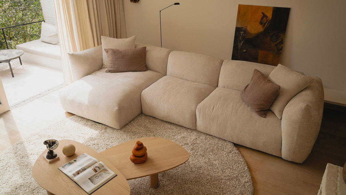 Woonkamerset met loungebank in hoekopstelling en twee salontafels in eikenhout