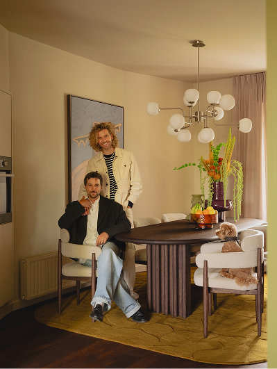 Jurjen en André bij binnenkijker van Table du Sud