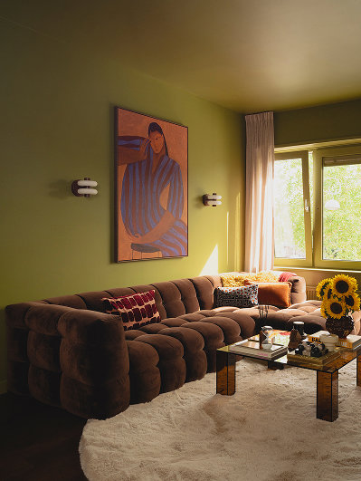 Woonkamer in maximalistische woonstijl bij binnenkijker Table du Sud. Massimo bank in bruine kleur
