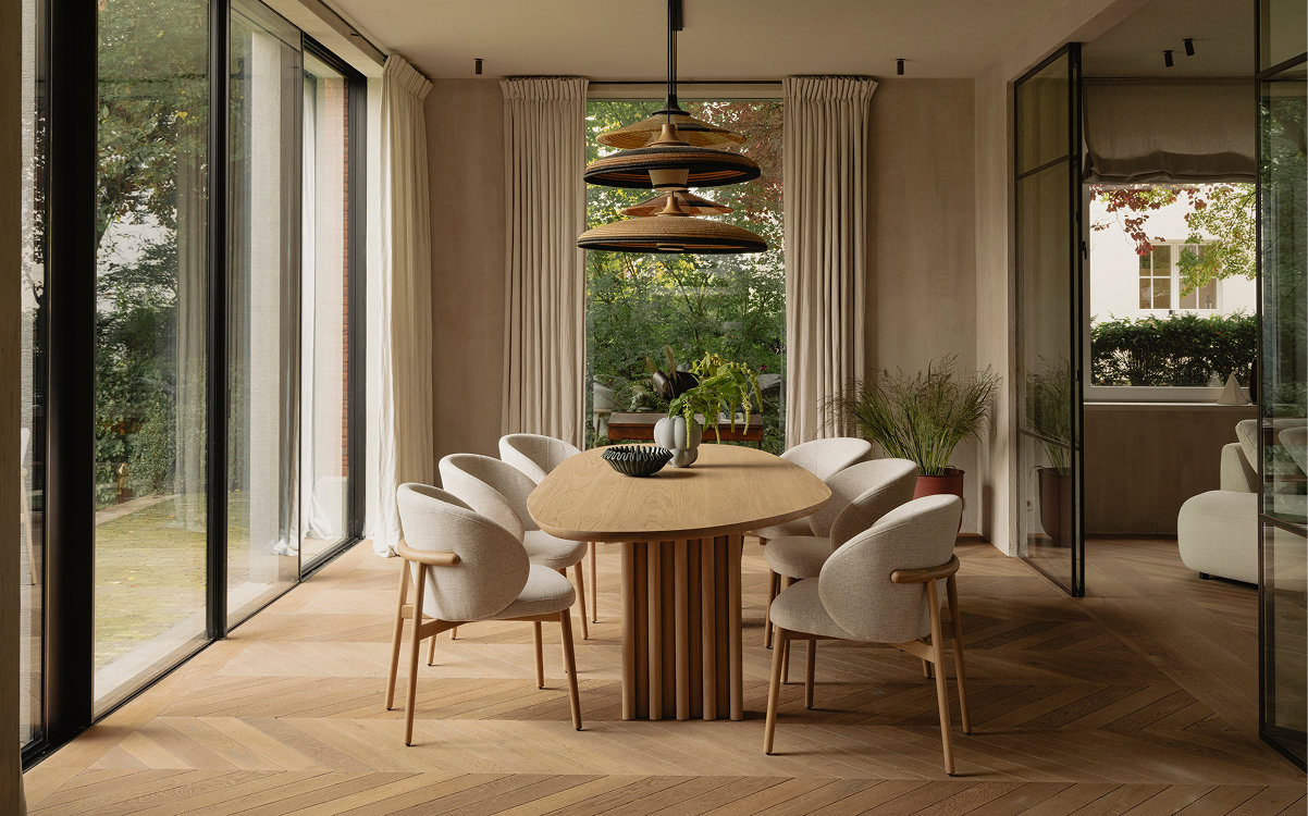 Woontrend Autumn Neutrals met eikenhouten eettafel en zes Doro eetkamerstoelen van Table du Sud
