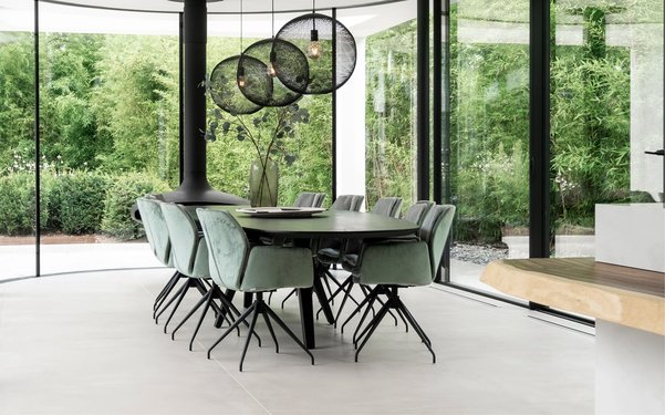 Zwarte-ovale-tafel-groene-mood-eetkamerstoelen