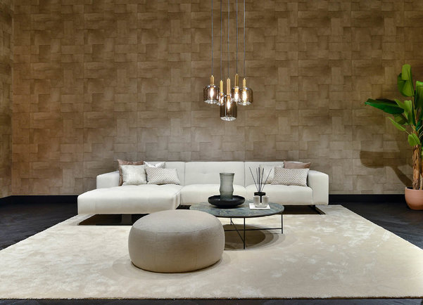 Hotel chique inrichting zitbank met salontafel en poef