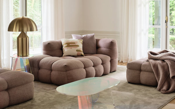 Eclectische roze bank en een fluoriserende salontafel 