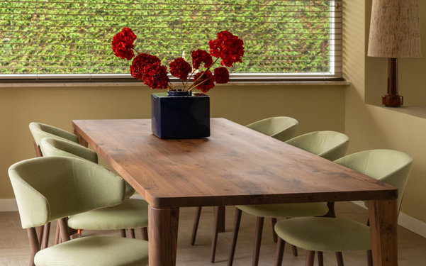 Eettafel Miles met groene eetkamerstoelen