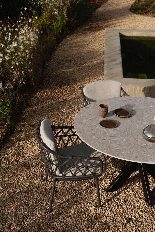 voordelen-keramisch-tafelblad Ronde keramische tuintafel met stoelen
