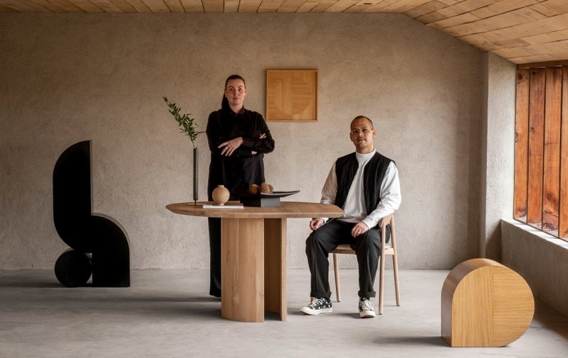 Sfeervolle woonkamer met unieke designmeubels uit de samenwerking tussen Table du Sud en Studio Verbaan, met focus op warme materialen en vormgeving.