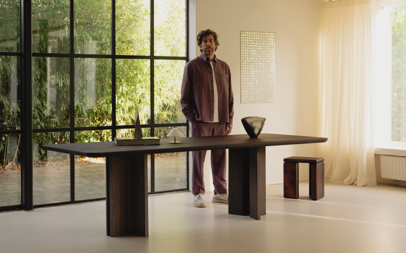 Table du Sud x Onno Adriaanse portret met duo onderstel eettafel in de kleur winewood