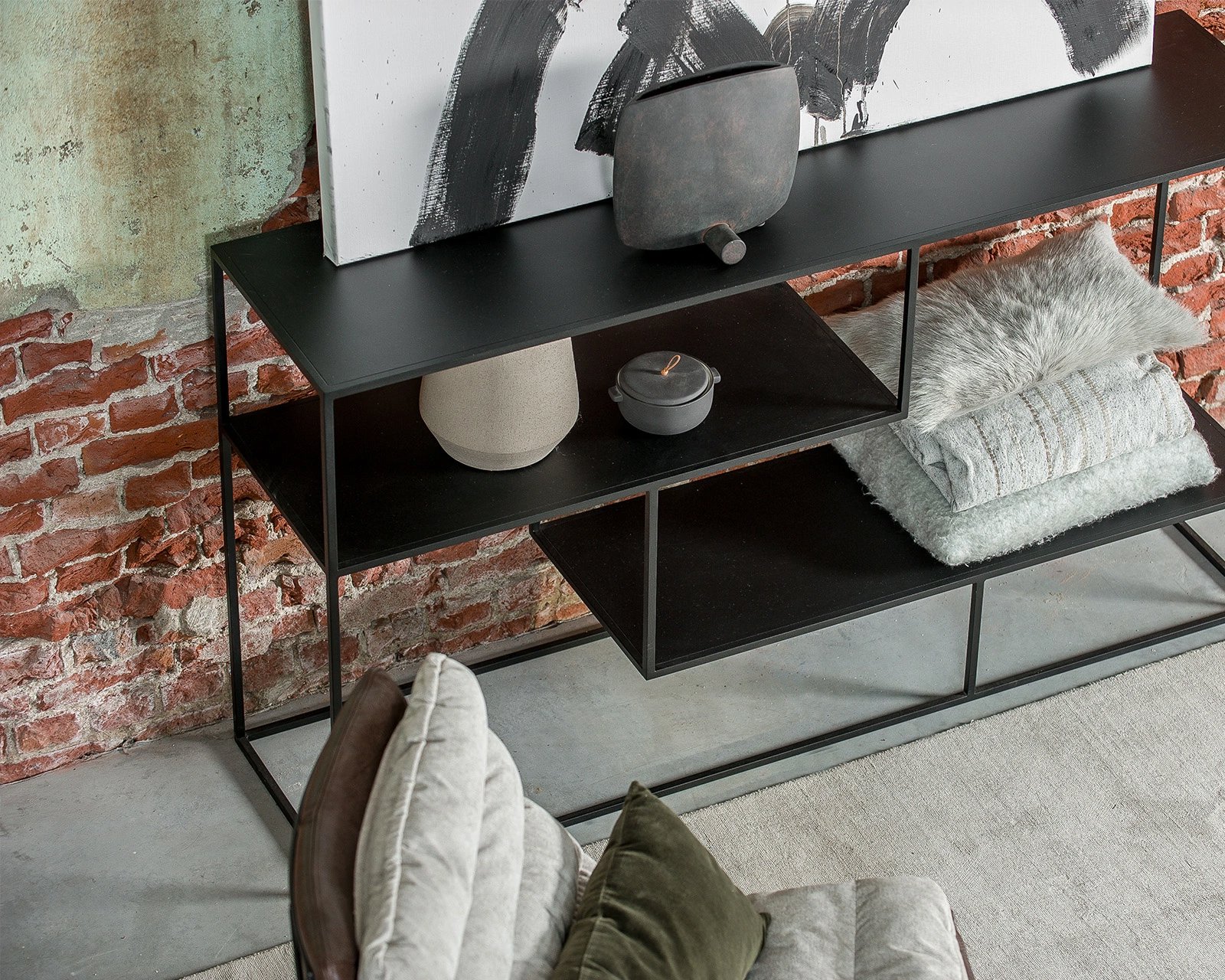 Sidetable Saoul en bijzettafel Bacu. Fauteuil Danichi in unit - sesame (in) africa leder - tobacco (out). Vloerkleed Eef.