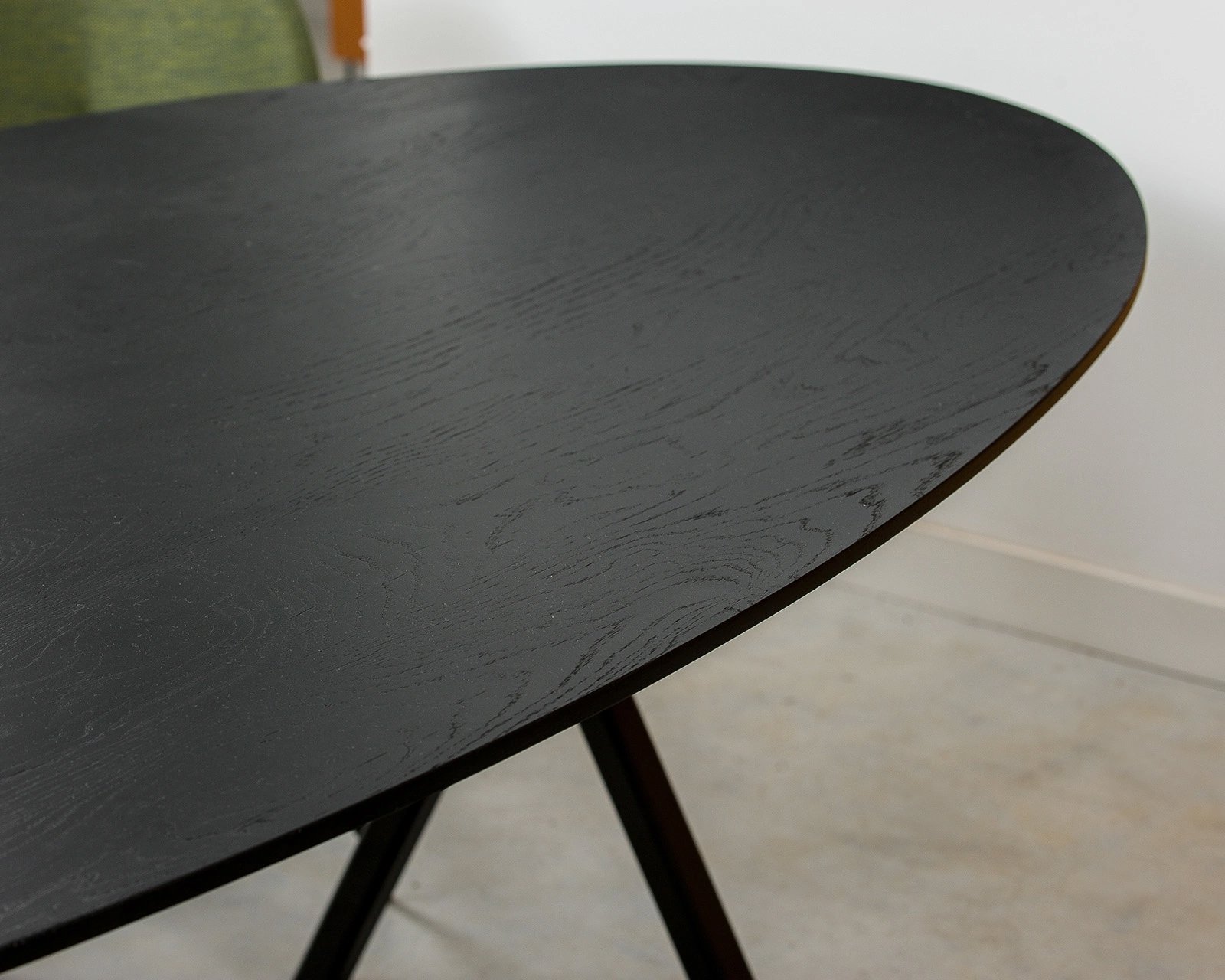 Ovale eikenhouten eettafel Lachaud. Mood #91 in berry - green.