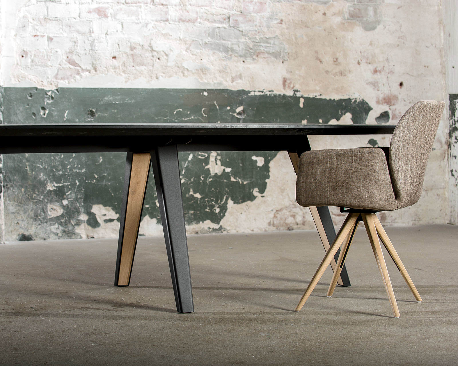 Ovale eettafel eikenhout met onderstel Eminent | Table du Sud